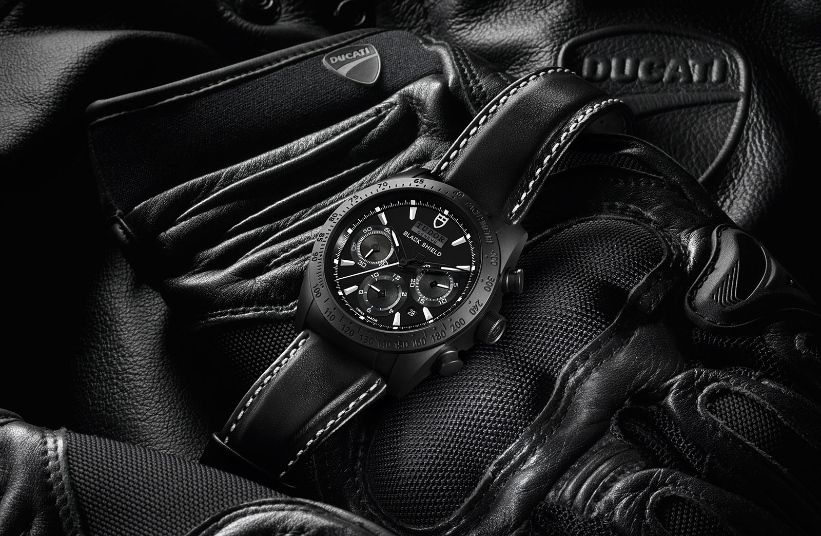 Naziv: Tudor Fastrider Black Shield Black and White 42000CN - 5.jpg, pregleda: 484, veličina: 395,2 KB