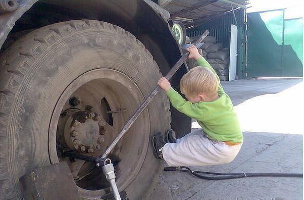 Naziv: baby-changing-truck-tyre.jpg, pregleda: 167, veličina: 42,3 KB