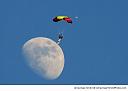 Smešne slike i video klipovi-moon_parachut-resizecrop-.jpg