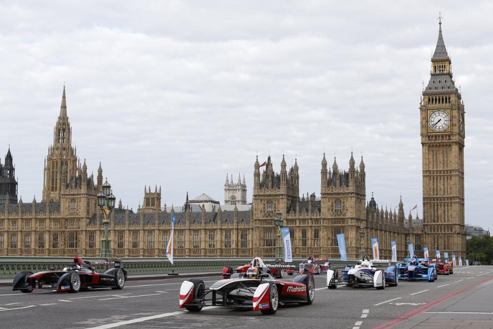 Naziv: 1.-The-all-electric-Formula-E-cars-race-on-Westminster-Bridge.jpg, pregleda: 120, veličina: 99,0 KB